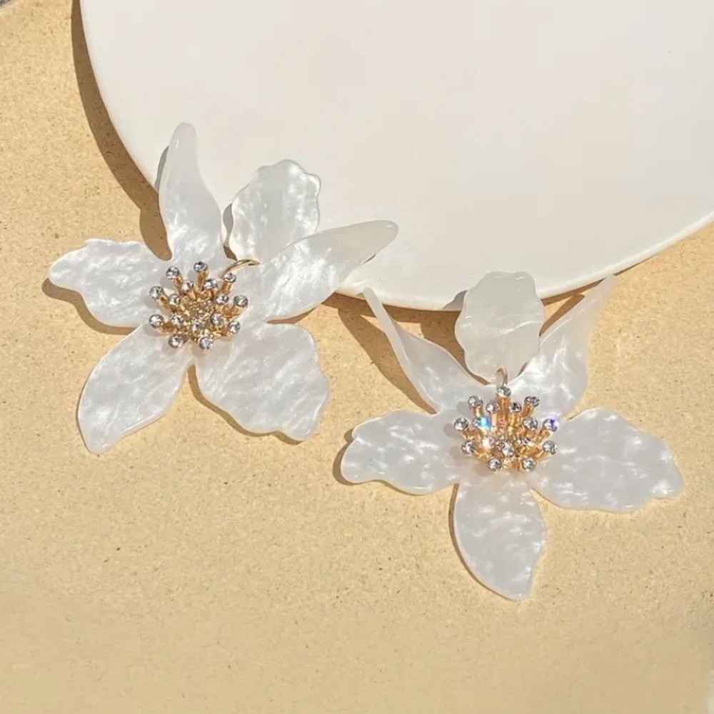 🆕️ Lele Sadoughi Style Design White Floral Earrings with Gold Accents